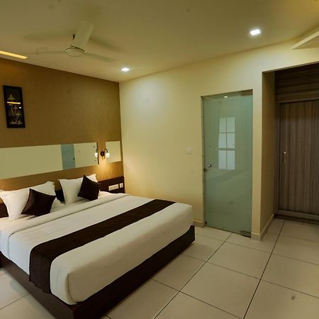 Iron Bridge Cove Villa Meppadi Luaran gambar